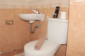 Departamento, 2 habitaciones | Baño | Amenidades de baño gratuitas y toallas