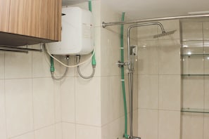 Ein Badezimmer mit Dusche, Toilette und Waschbecken.
