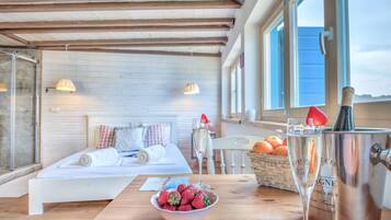 Travel cot, WiFi, bed sheets