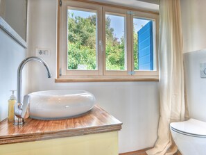 Regadera, secadora de cabello, toallas