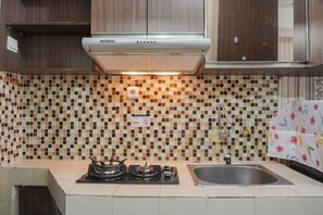 Studio | Private kitchen | Fridge, stovetop, cookware/dishes/utensils - Cozy Living Studio Apartment At Belmont Residence Near Puri (Jakarta)