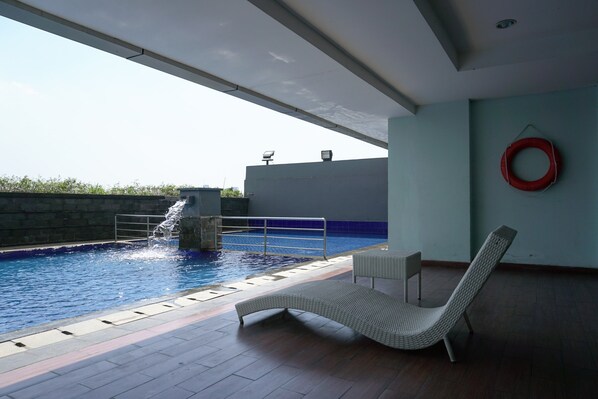 Outdoor pool - Cozy Living Studio Apartment At Belmont Residence Near Puri (Jakarta)
