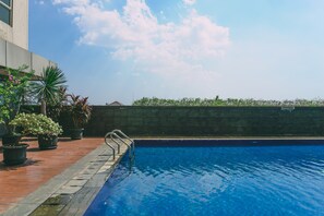 Outdoor pool - Cozy Living Studio Apartment At Belmont Residence Near Puri (Jakarta)