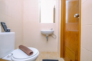 Studio | Bathroom | Free toiletries, towels