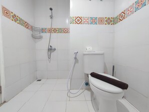 Studio | Bathroom | Free toiletries, towels