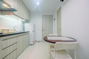 Studio | Private kitchen | Fridge, stovetop, cookware/dishes/utensils - Tranquil Studio Azalea Apartment (Cikarang)