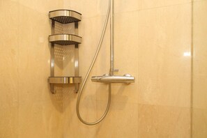 Departamento, 2 habitaciones | Baño | Amenidades de baño gratuitas y toallas 