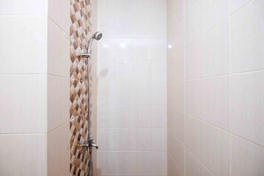 Studio | Salle de bain | Douche, articles de toilette (gratuits), serviettes fournies