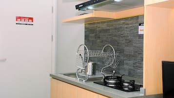Studio | Private kitchen | Fridge, stovetop, cookware/dishes/utensils