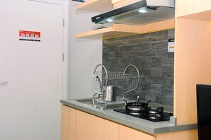 Studio | Private kitchen | Fridge, stovetop, cookware/dishes/utensils - Fully Furnished Studio At Springlake Summarecon Apartment (Bekasi)