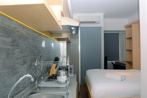 Private kitchen - Fully Furnished Studio At Springlake Summarecon Apartment (Bekasi)