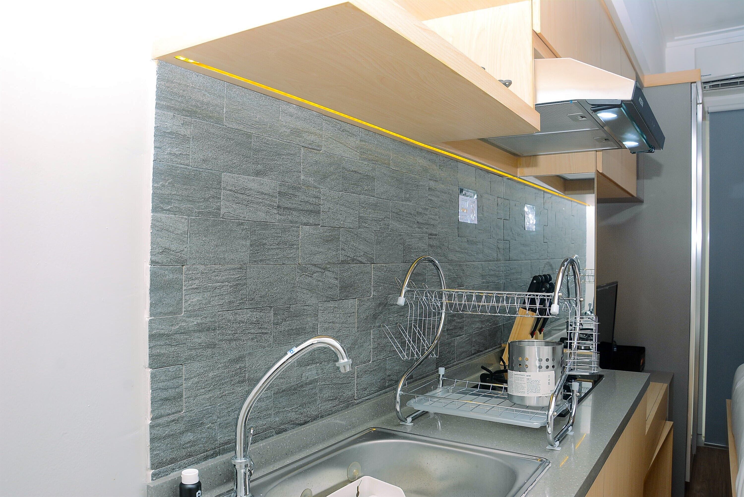 Studio | Private kitchen | Fridge, stovetop, cookware/dishes/utensils