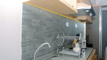 Studio | Private kitchen | Fridge, stovetop, cookware/dishes/utensils