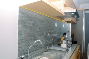 Private kitchen - Fully Furnished Studio At Springlake Summarecon Apartment (Bekasi)