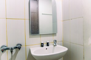 Studio | Badezimmer | Kostenlose Toilettenartikel, Handtücher