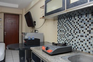Private kitchen - Minimalist Studio Room At Kebagusan City Apartment (Jakarta)