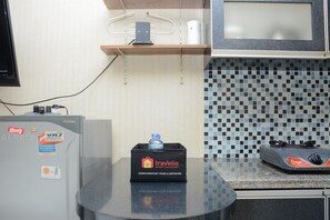 Studio | Private kitchen | Fridge, stovetop, cookware/dishes/utensils