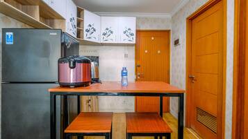 Apartment, 2 Bedrooms | In-room dining