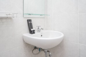 Studio | Bathroom | Free toiletries, towels - Relax And Simply Studio Apartment At Parkland Avenue (South Tangerang)