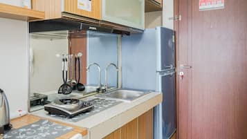 Studio | Eigene Küche | Kühlschrank, Herdplatte, Kochgeschirr/Geschirr/Besteck