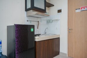 Studio | Private kitchen | Fridge, stovetop, cookware/dishes/utensils - Comfort And Elegant Studio Apartment At B Residence (Pagedangan)