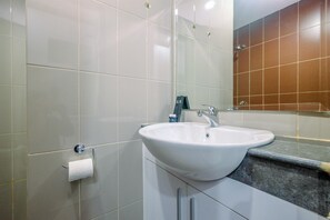 Apartment, 1 Bedroom | Bathroom | Shower, free toiletries, towels - New And Modern 1Br Atlanta Residence Apartment (Depok)