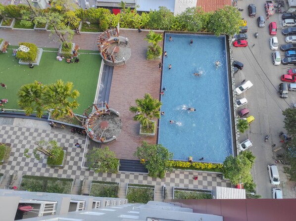 Outdoor pool - Nice And Cozy Studio At Vida View Makassar Apartment (Makassar)