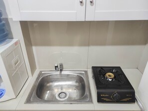 Private kitchen - Nice And Cozy Studio At Vida View Makassar Apartment (Makassar)