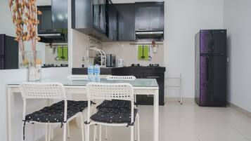 Apartemen, 2 kamar tidur | Makan di kamar