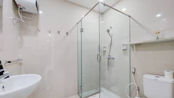 Apartment, 2 Bedrooms | Bathroom | Free toiletries, towels