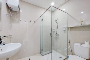 Apartment, 2 Bedrooms | Bathroom | Free toiletries, towels - Strategic And Homey 2Br At Puri Garden Apartment Near Mall (Jakarta)