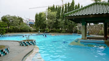 Kolam renang outdoor