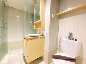 Departamento, 2 habitaciones | Baño | Amenidades de baño gratuitas, toallas, jabón, shampoo 