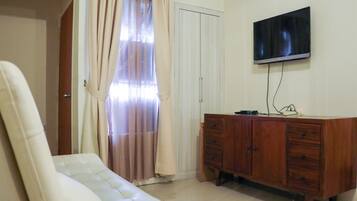 Apartamento, 2 habitaciones | Zona de estar | Una televisión