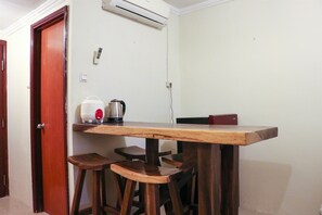 Apartment, 2 Schlafzimmer | Essbereich im Zimmer