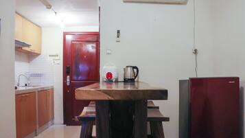 Apartment, 2 Bedrooms | In-room dining