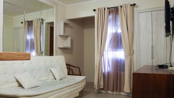 Apartamento, 2 habitaciones | Zona de estar | Una televisión