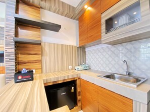 Appartement, 2 slaapkamers | Privékeuken | Een koelkast, een kookplaat, kookgerei, borden en bestek