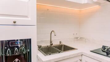 Apartamento, 2 quartos | Cozinha privada | Geladeira, cooktop, talheres/pratos/utensílios de cozinha
