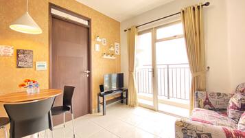 Departamento, 2 habitaciones | Área de sala de estar | Televisión