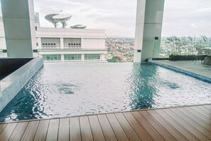 Indoor pool - Elegant And Comfort 1Br At The Smith Alam Sutera Apartment (Tangerang)