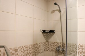Studio | Badezimmer | Kostenlose Toilettenartikel, Handtücher