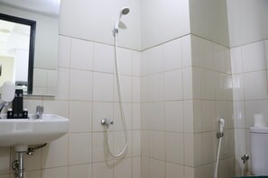 Studio | Bathroom | Free toiletries, towels - Simply Look Studio Room At Mont Blanc Bekasi Apartment (Bekasi)