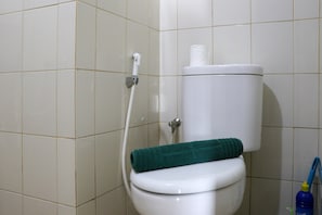 Studio | Bathroom | Free toiletries, towels - Simply Look Studio Room At Mont Blanc Bekasi Apartment (Bekasi)