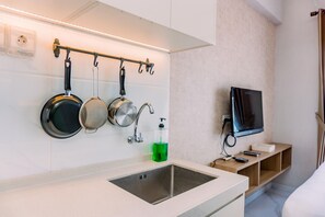 Private kitchen - Well Design And Comfy Studio At Sky House Bsd Apartment (Pagedangan)