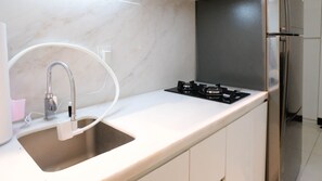 Appartement, 2 chambres | Cuisine privée | Réfrigérateur, surface de cuisson, vaisselle et ustensiles