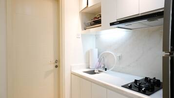 Refrigerador, placa de cocina, utensilios de cocina