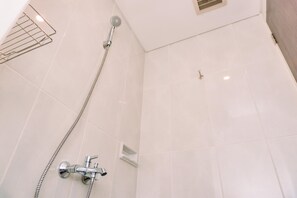 Studio | Badezimmer | Kostenlose Toilettenartikel, Handtücher, Seife, Shampoo