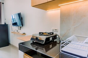 Private kitchen - Warm And Simply Look Studio Room At Serpong Garden Apartment (Cisauk)