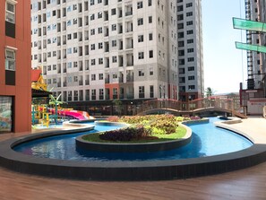 Outdoor pool - Stunning And Comfy Studio Apartment Transpark Juanda (Bekasi)